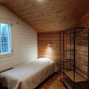 Mäkitupa 2hh yläkerrassa huone 2 KUUSI